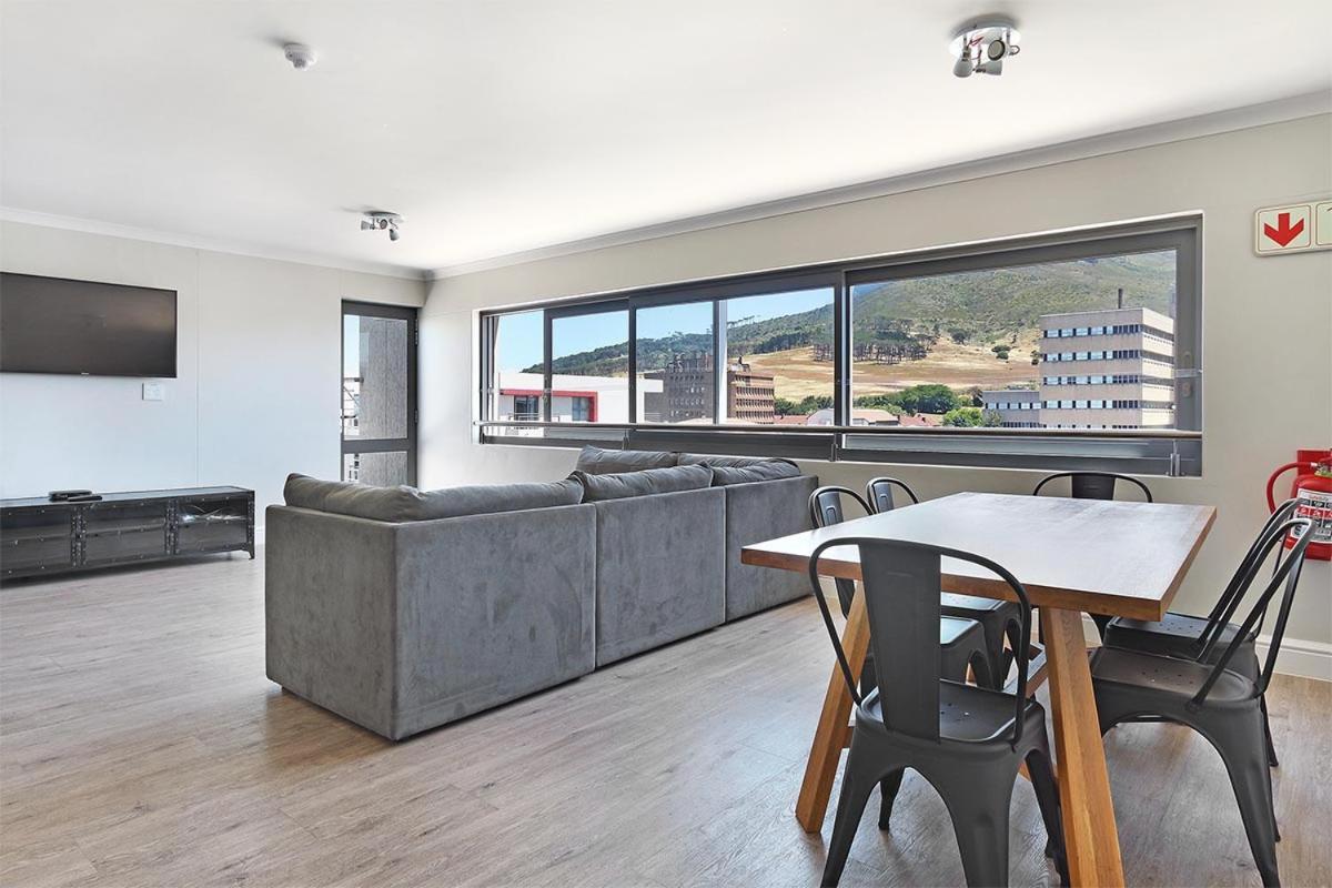 The Paragon 317 By Hostagents * Cape Town