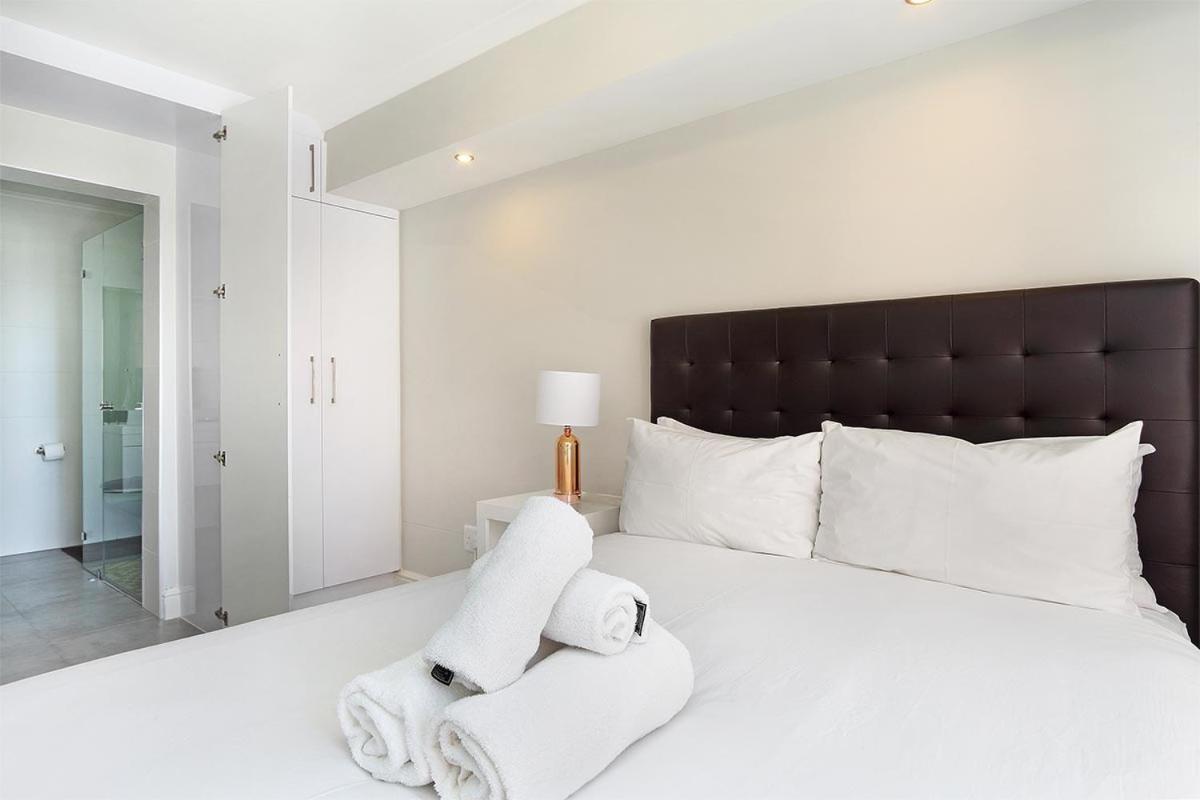 The Paragon 317 By Hostagents * Cape Town